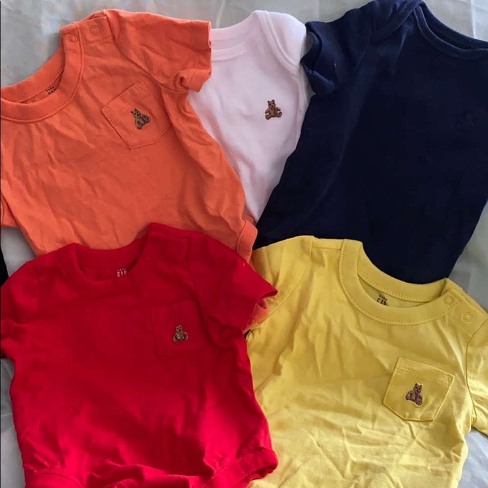 🔹Baby Gap 5pc Onesie Bundle